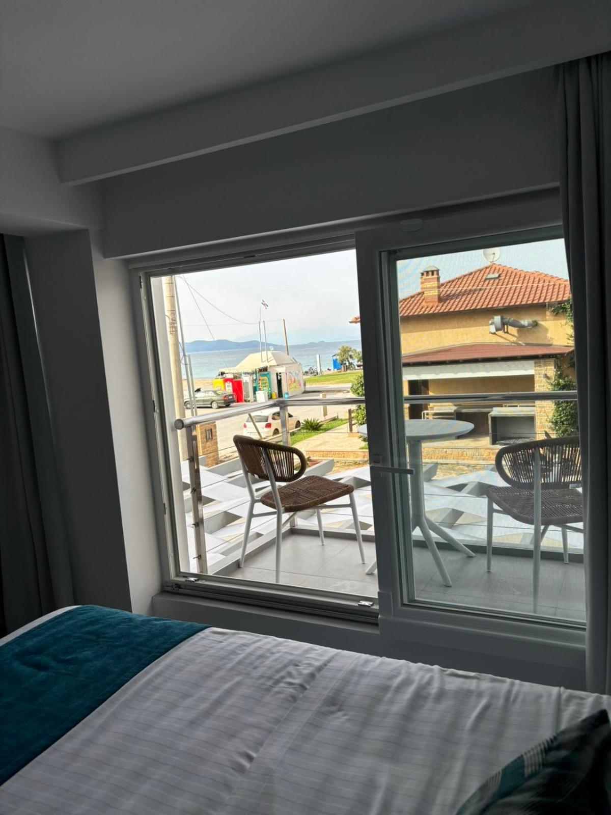 Ocean Blue Suites Ierissos Bagian luar foto