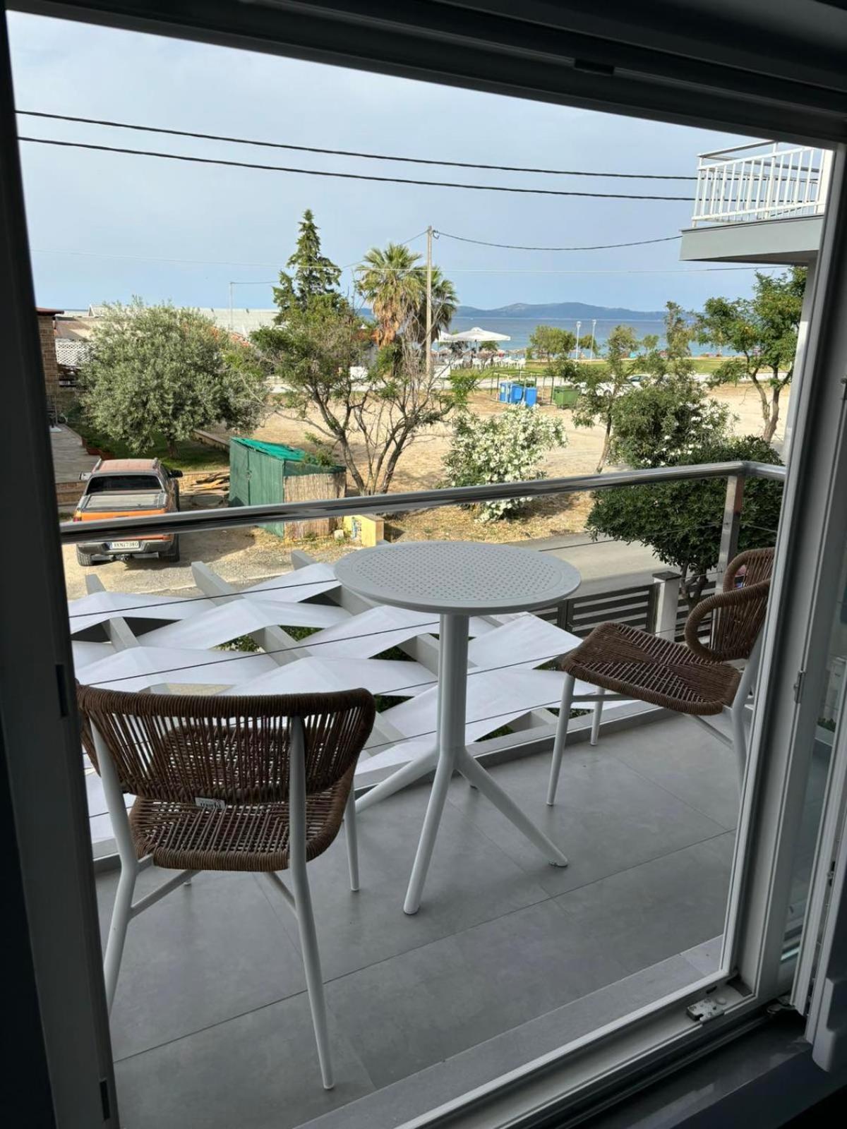 Ocean Blue Suites Ierissos Bagian luar foto